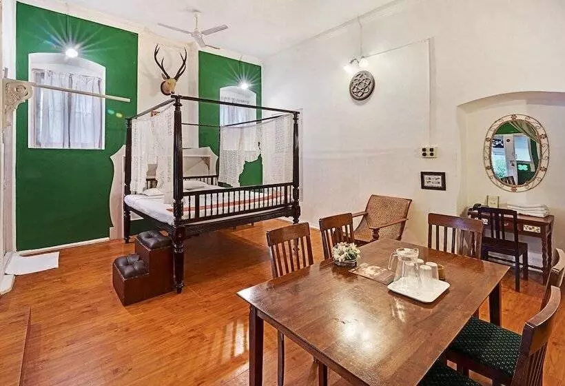 هتل Indeco Lake Forest