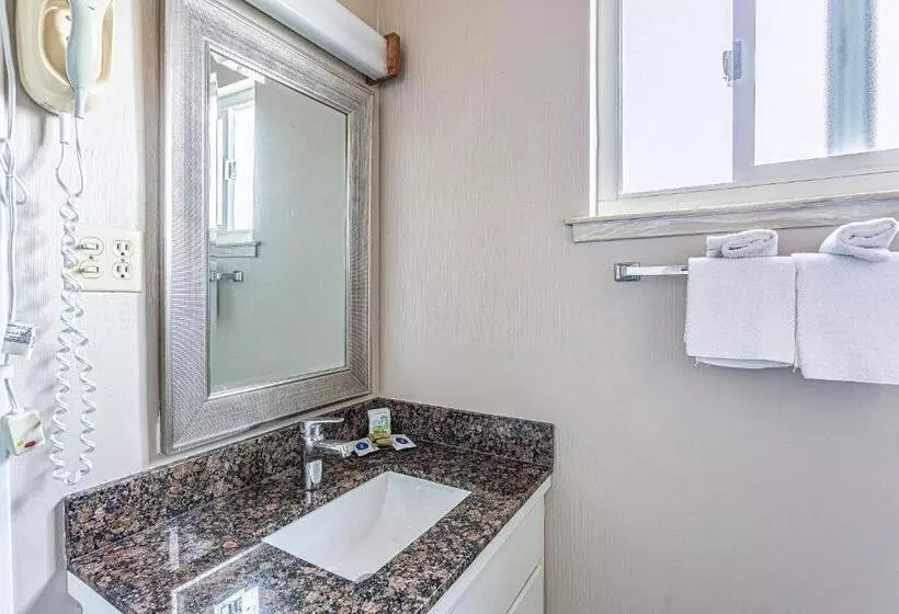 Motelli Coastal Breeze Inn