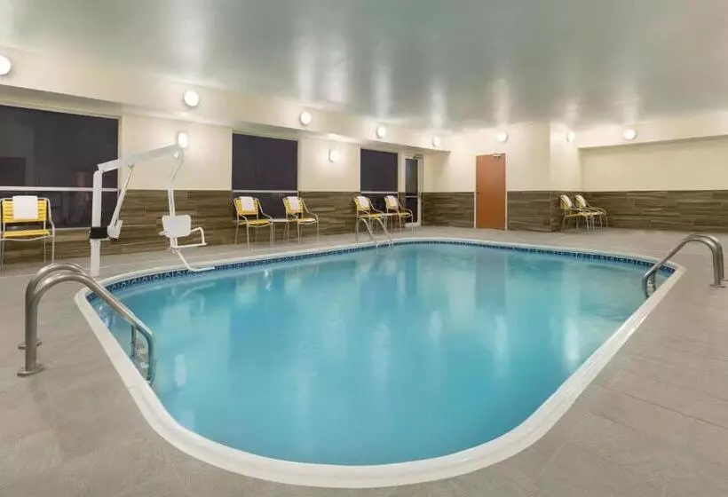 בית מלון כפרי Fairfield Inn & Suites Bismarck South