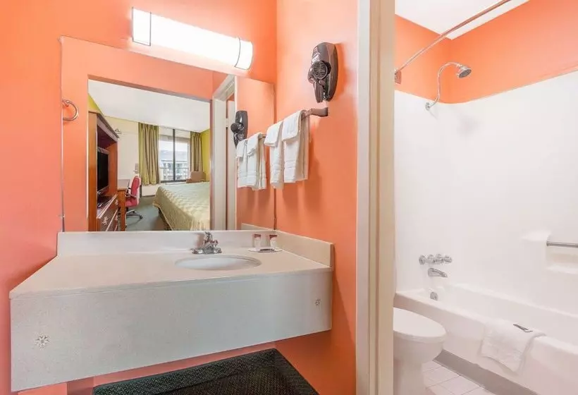 Отель Knights Inn Roanoke