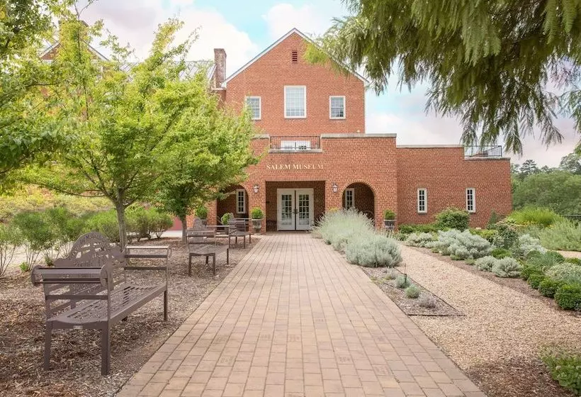 Отель Knights Inn Roanoke