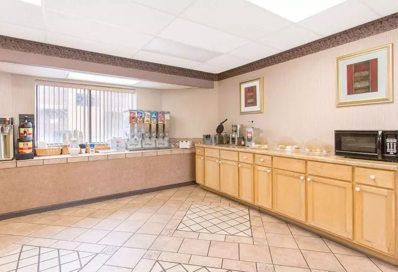 Отель Knights Inn Roanoke