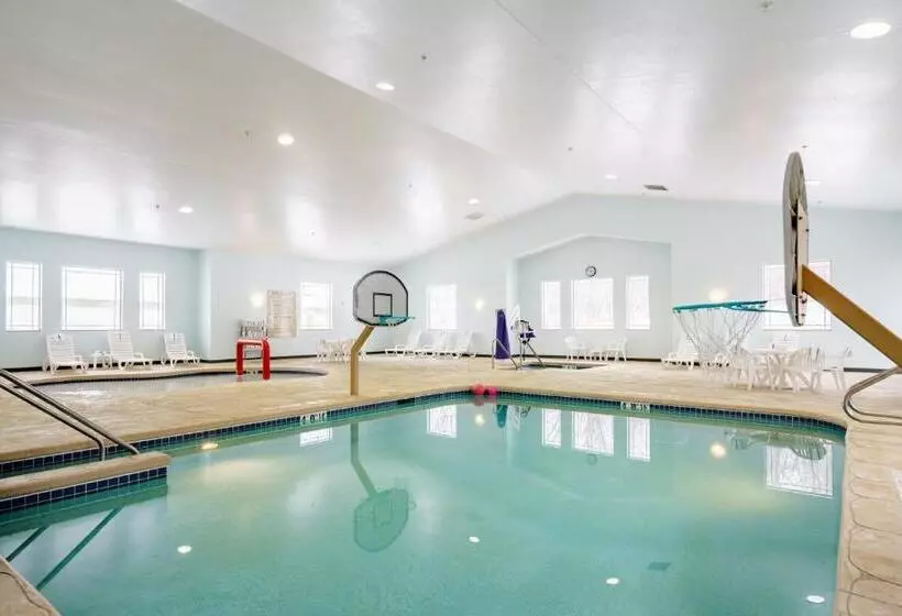 Отель Cobblestone Suites Ripon