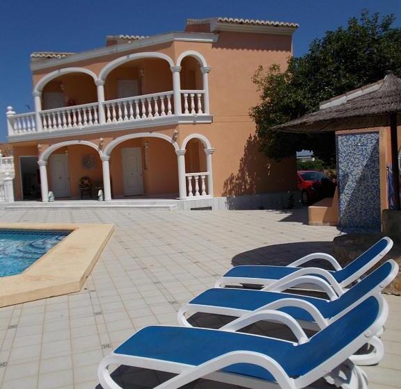 هتل Pensión Los Caballos