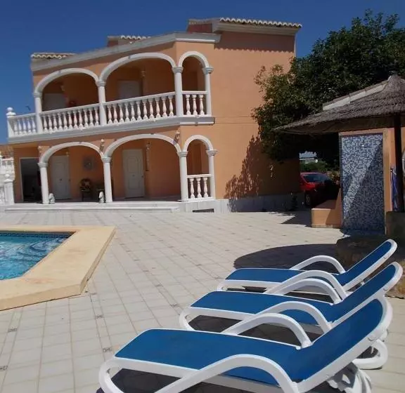 Отель Pensión Los Caballos