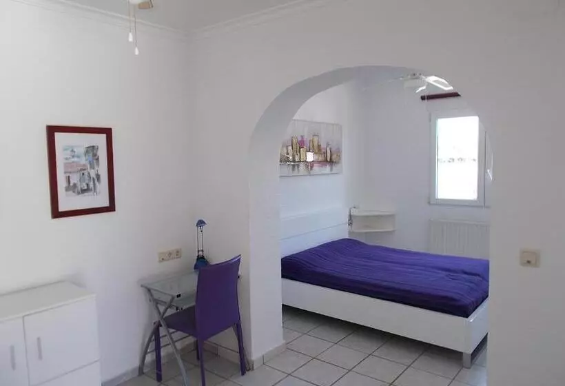 Отель Pensión Los Caballos