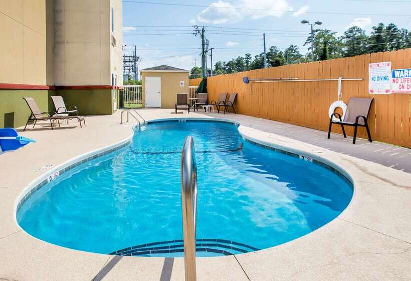 בית מלון כפרי Econo Lodge