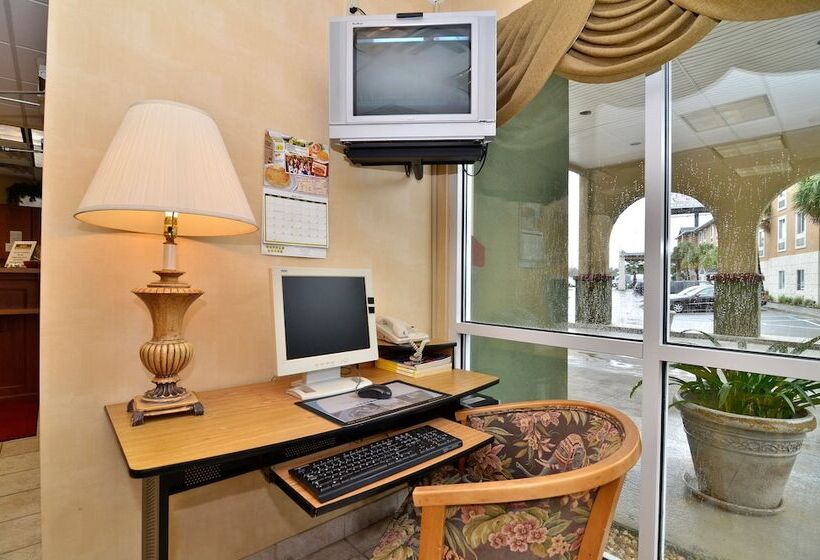 בית מלון כפרי Econo Lodge