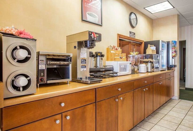 בית מלון כפרי Econo Lodge