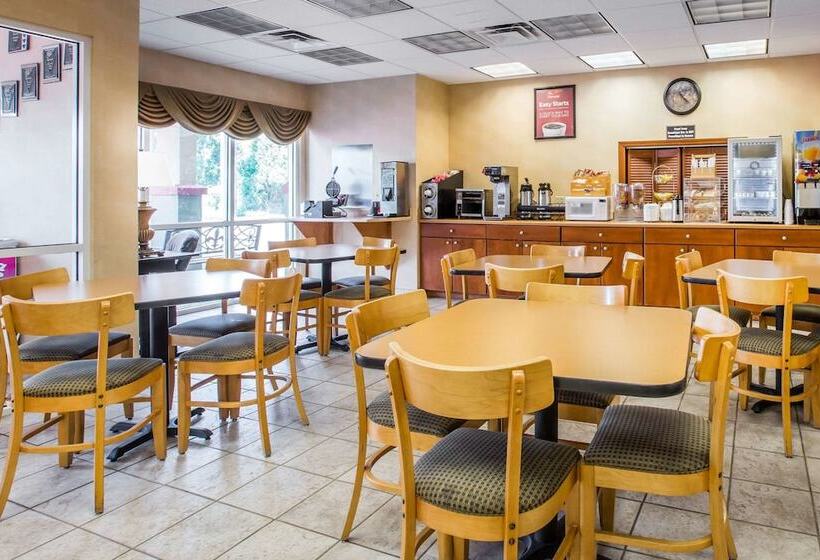 בית מלון כפרי Econo Lodge