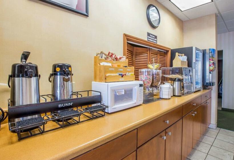 בית מלון כפרי Econo Lodge