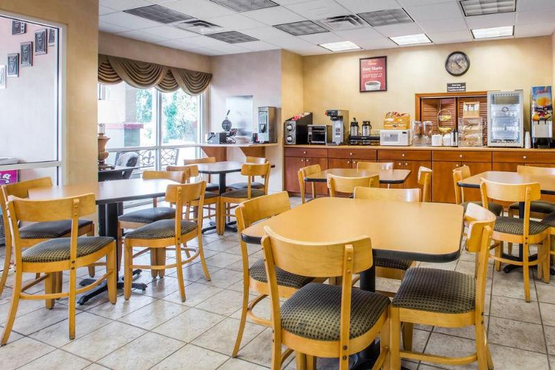 בית מלון כפרי Econo Lodge