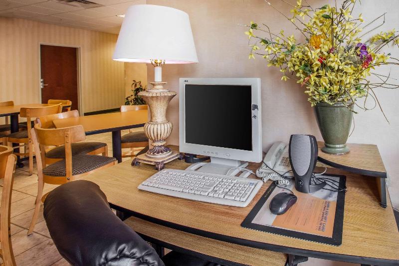 בית מלון כפרי Econo Lodge