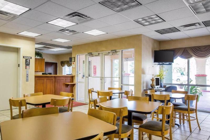 בית מלון כפרי Econo Lodge