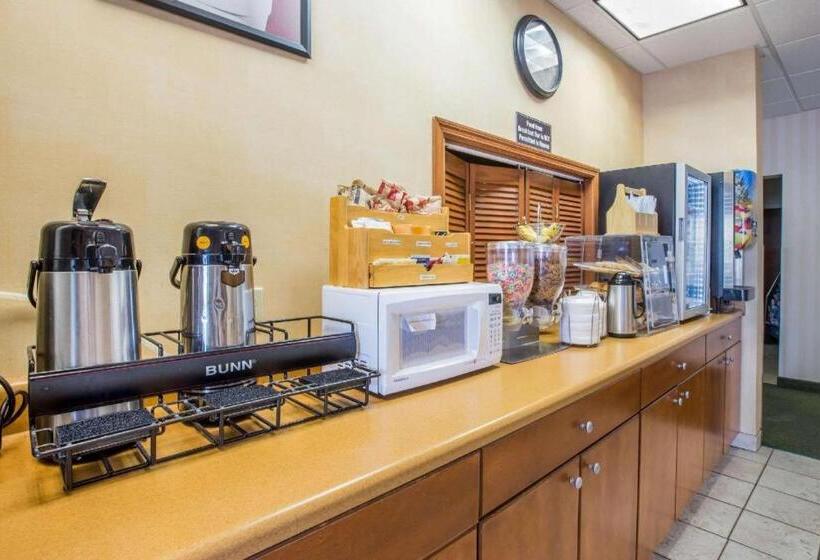 בית מלון כפרי Econo Lodge