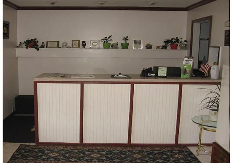 Отель Red Carpet Inn And Suites Plymouth