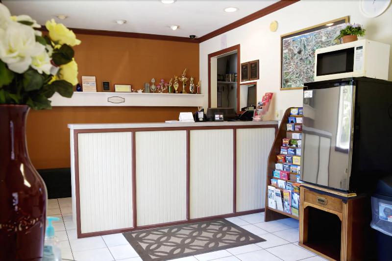 Отель Red Carpet Inn And Suites Plymouth