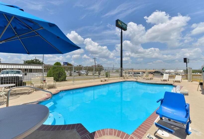 فندق على الطريق Quality Inn