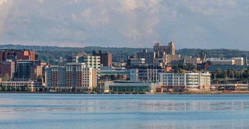 Отель Sheraton Erie Bayfront