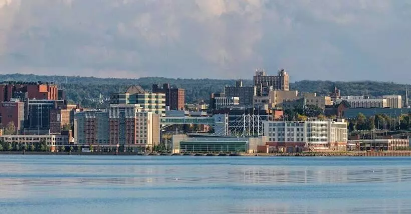 ホテル Sheraton Erie Bayfront