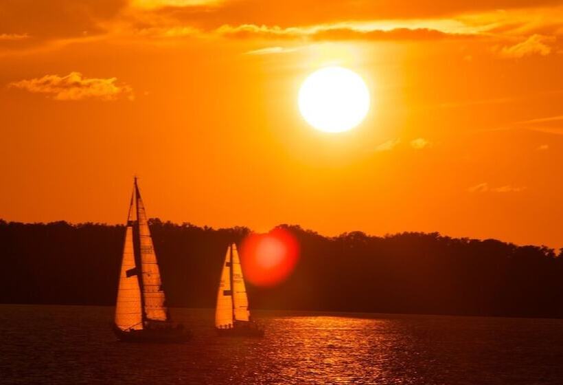 Отель Sheraton Erie Bayfront