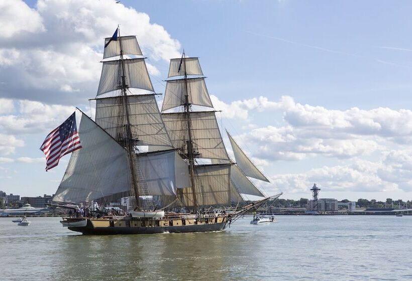 Отель Sheraton Erie Bayfront