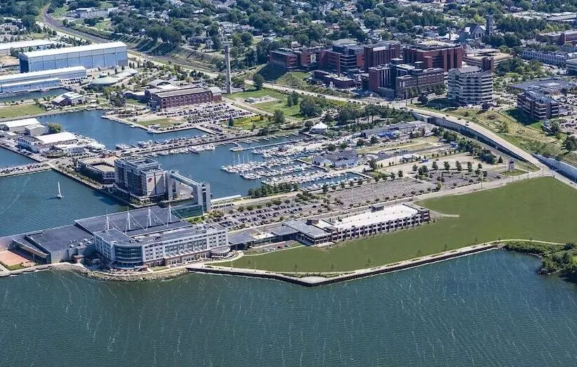 ホテル Sheraton Erie Bayfront