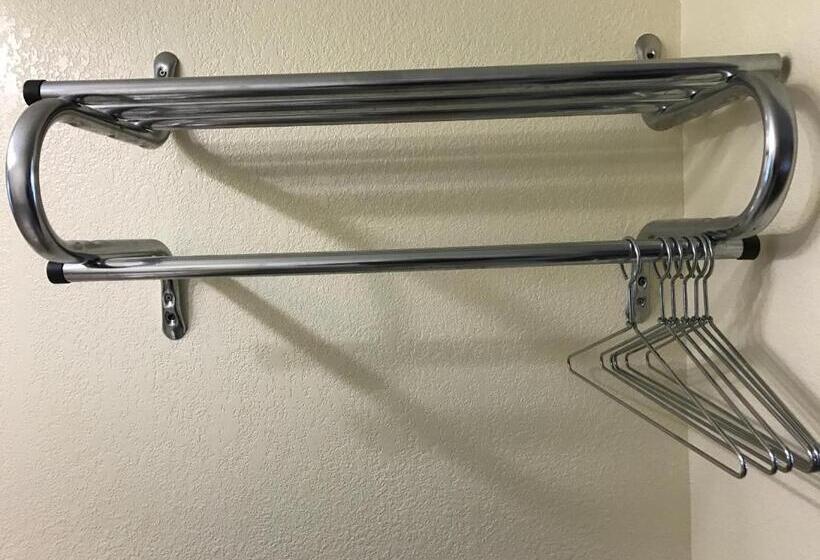 فندق على الطريق Crystal Inn And Suites