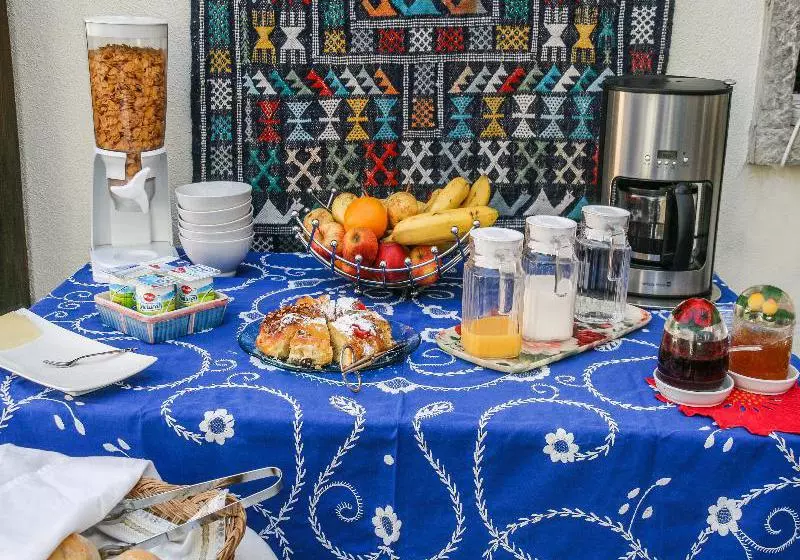 تختخواب و صبحانه Casa Shanti Niketan