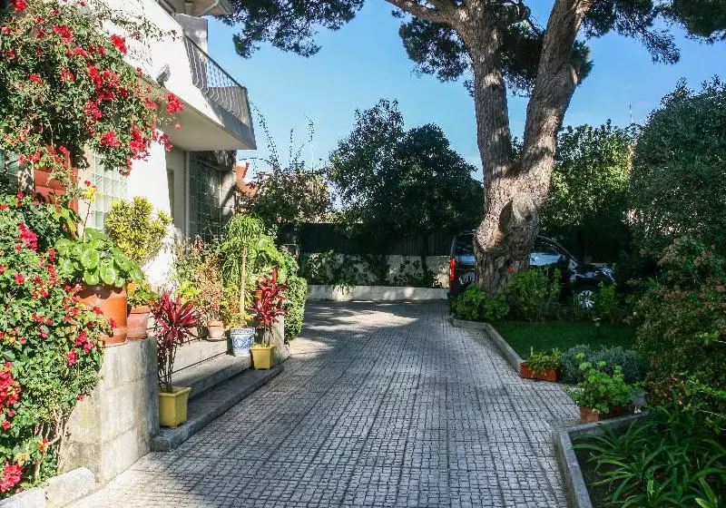 تختخواب و صبحانه Casa Shanti Niketan