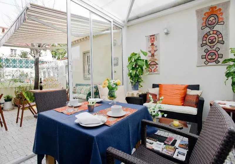 تختخواب و صبحانه Casa Shanti Niketan