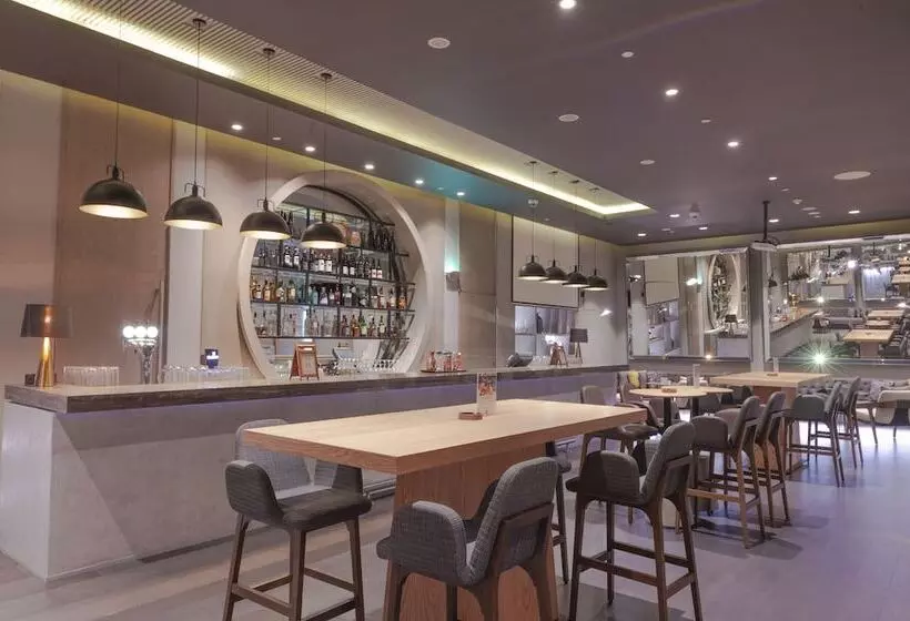 فندق Centro Capital Centre By Rotana