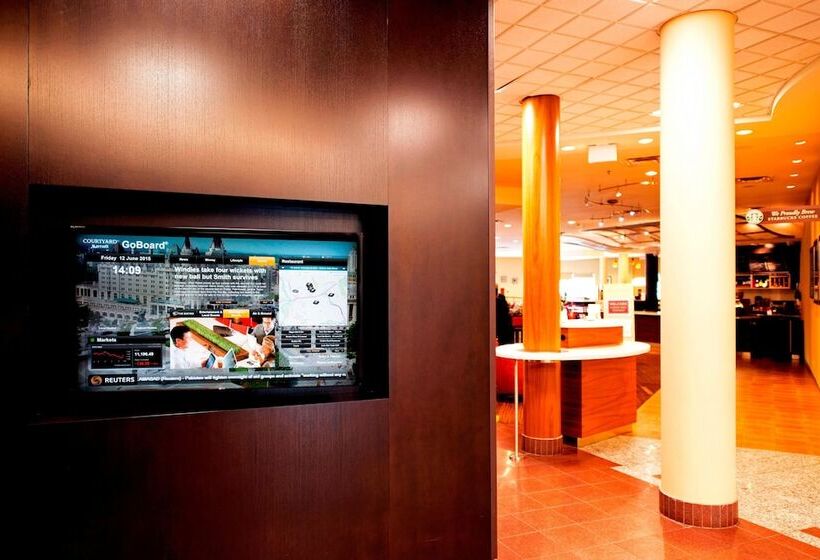 Отель Courtyard By Marriott Ottawa East