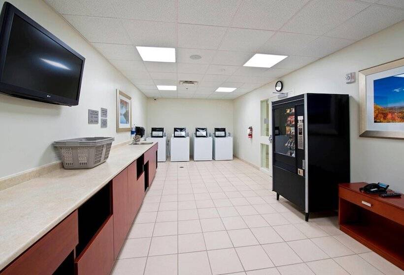 Отель Courtyard By Marriott Ottawa East