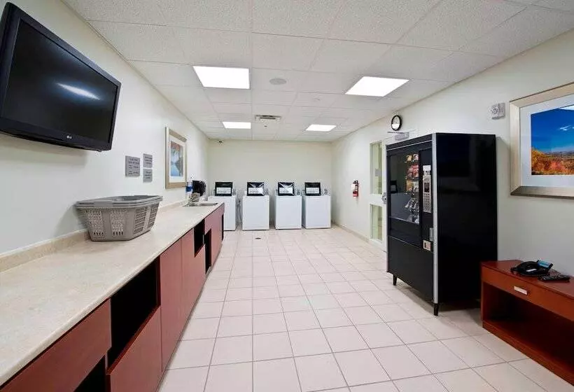 هتل Courtyard By Marriott Ottawa East