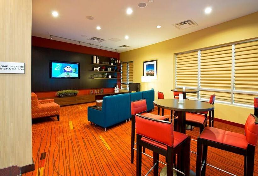 Отель Courtyard By Marriott Ottawa East