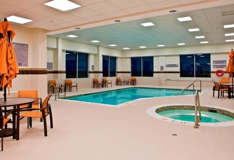 هتل Courtyard By Marriott Ottawa East