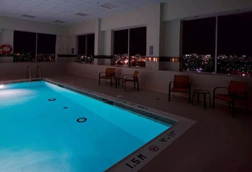 هتل Courtyard By Marriott Ottawa East