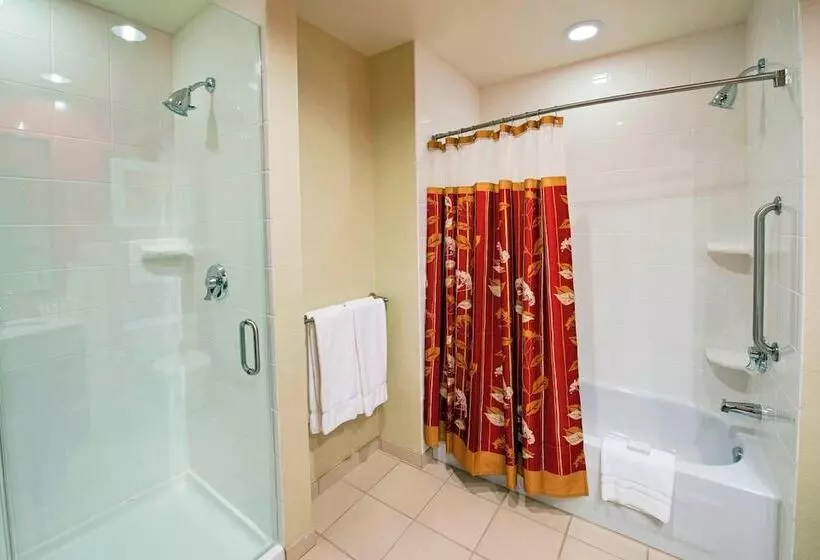 هتل Courtyard By Marriott Ottawa East