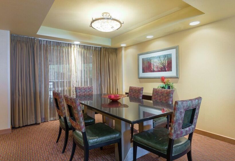 Отель Embassy Suites By Hilton Loveland Conference Center