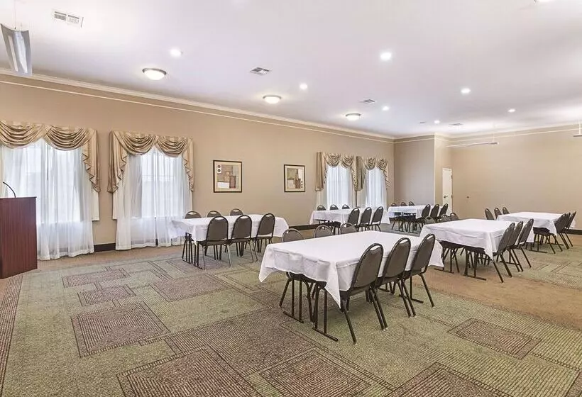 Отель La Quinta By Wyndham Waxahachie