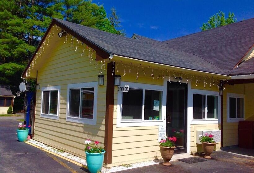 Отель Pilgrim Inn & Cottages