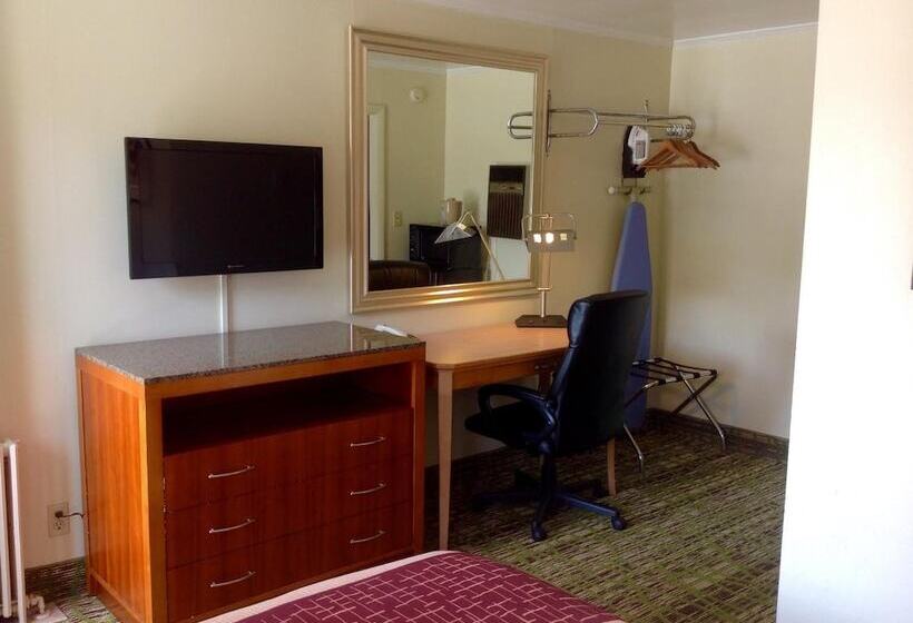 Отель Pilgrim Inn & Cottages