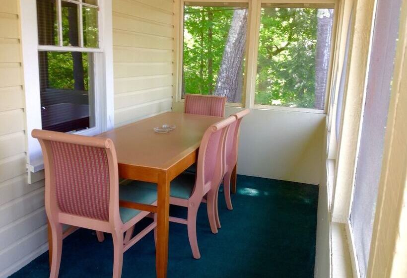 Отель Pilgrim Inn & Cottages