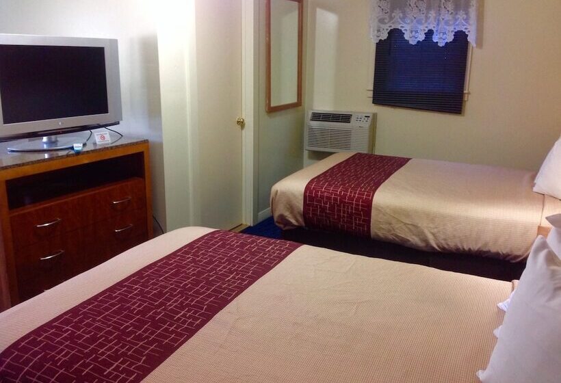 Отель Pilgrim Inn & Cottages