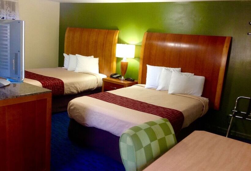 Отель Pilgrim Inn & Cottages