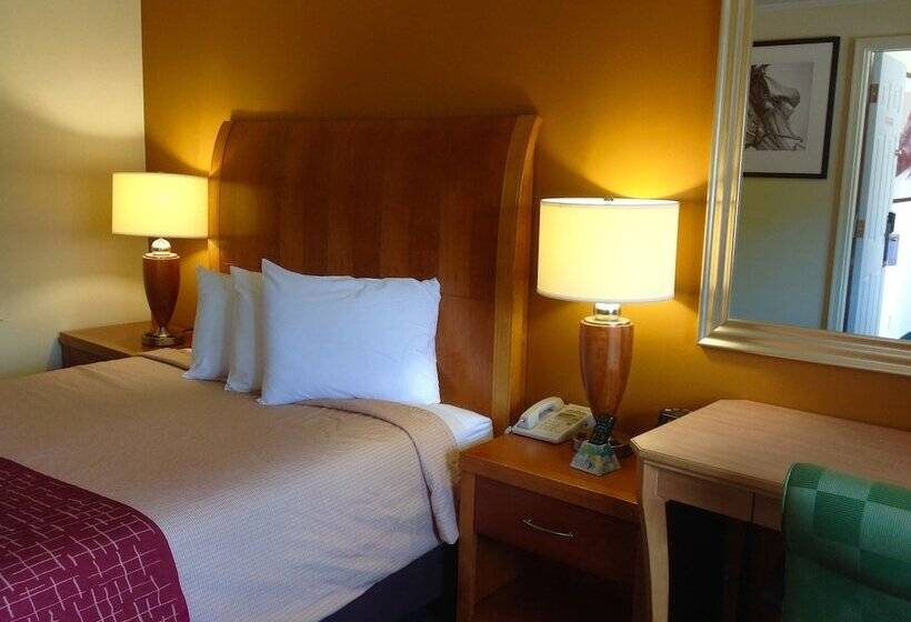 Отель Pilgrim Inn & Cottages