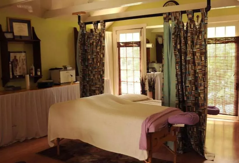 בית מלון כפרי Acorn Hill Lodge And Spa