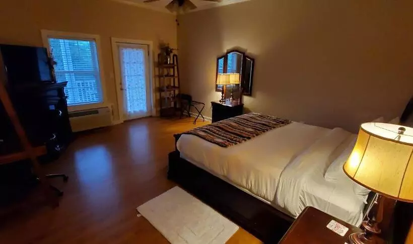 בית מלון כפרי Acorn Hill Lodge And Spa