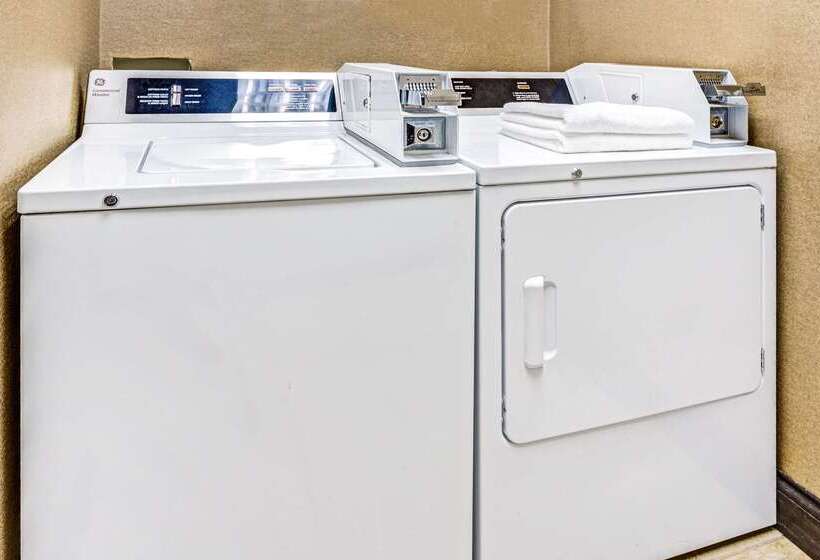 בית מלון כפרי Days Inn & Suites By Wyndham Jeffersonville In